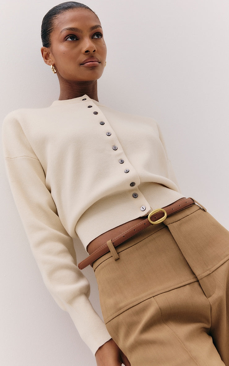 https://cdn-img.prettylittlething.com/0/2/5/3/0253eb59fb176823b50b9272382b5c8521dc62ee_CNL9590_1_oatmeal_compact_knit_button_through_cardigan.jpg