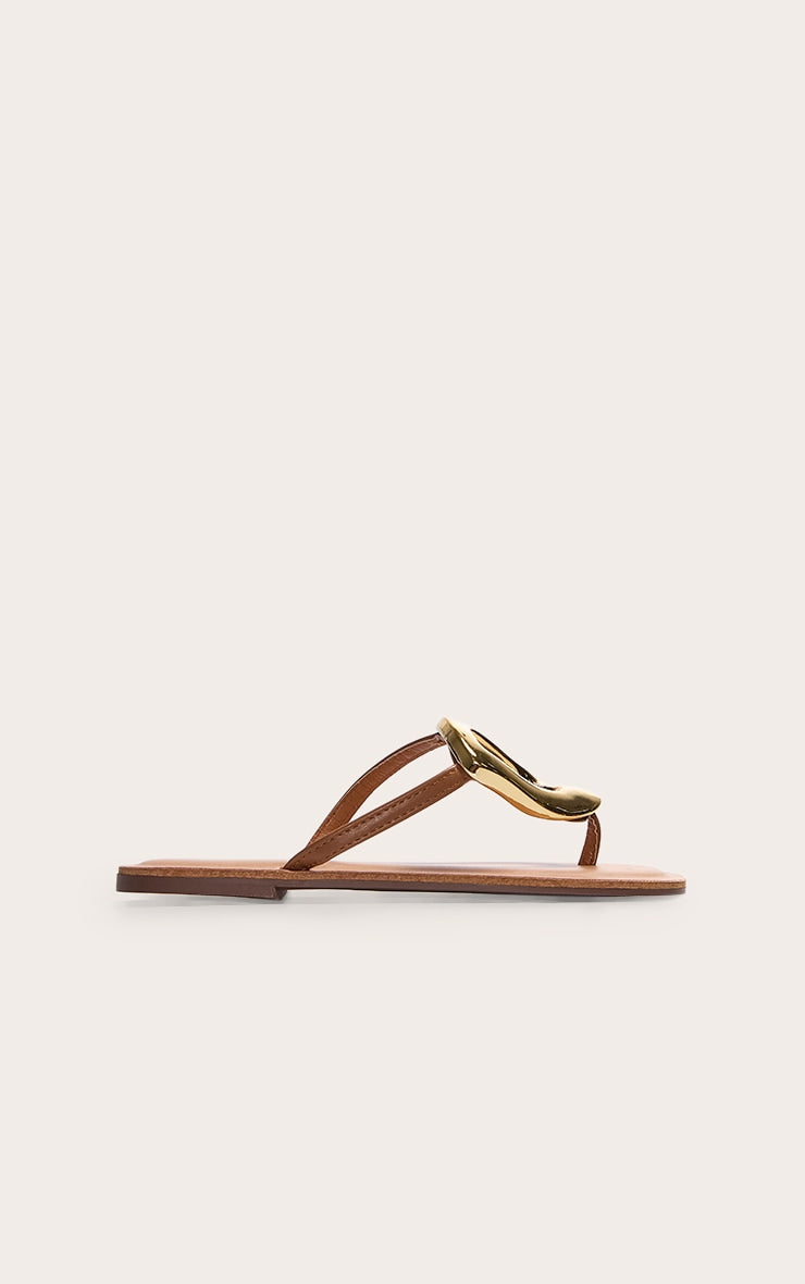 https://cdn-img.prettylittlething.com/0/d/c/3/0dc3e8a28773a55f7c534b8a573b09a67ad60aee_CNL8150_2_tan_pu_square_toe_thong_trim_detail_resin_sole_flat_sandals.jpg