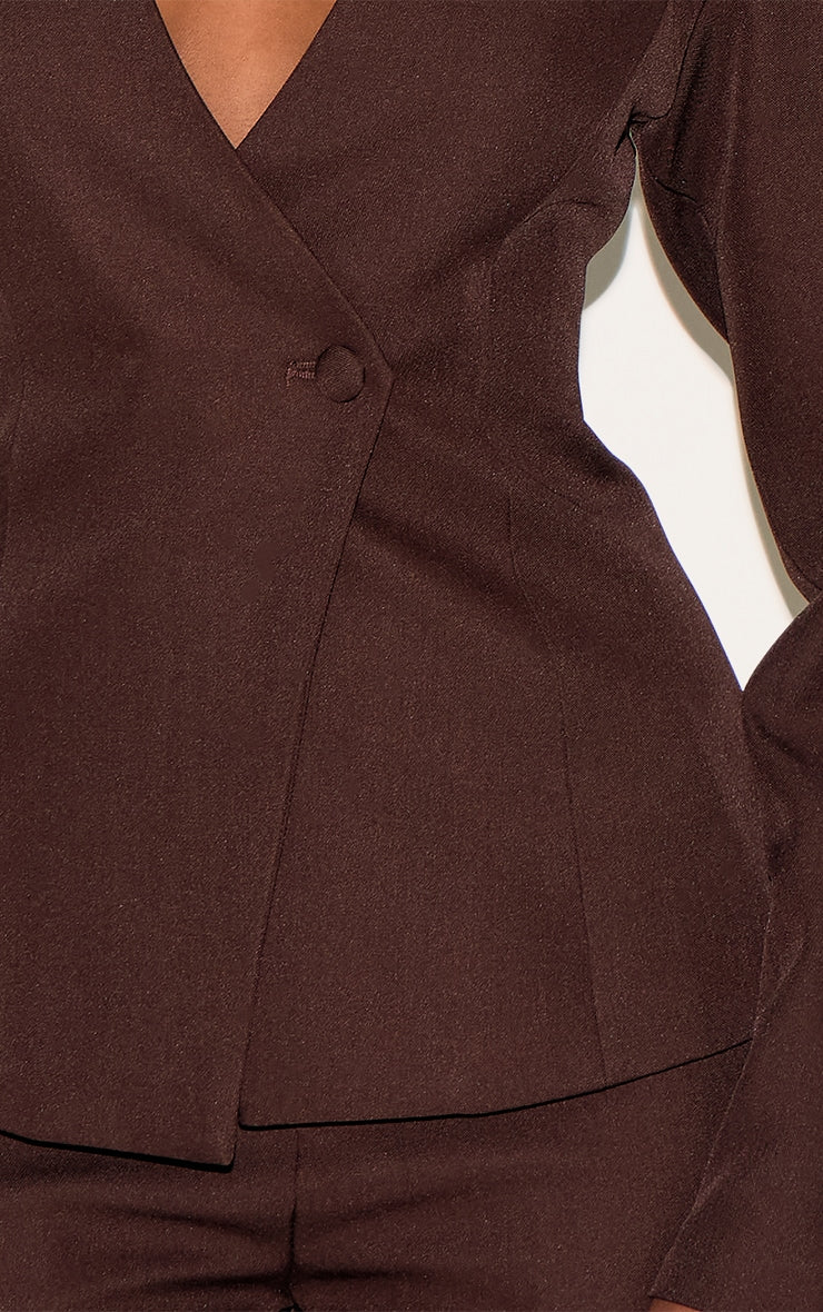https://cdn-img.prettylittlething.com/1/2/4/1/1241c21172367053f6212067c3bac6c4165f5d0d_CNM1822_4_deep_chocolate_tailored_cinched_waist_asymmetric_blazer.jpg