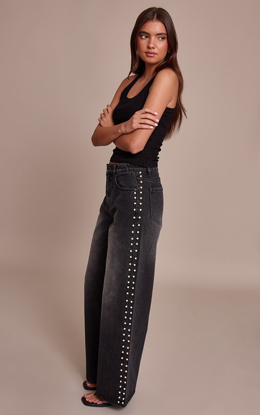 https://cdn-img.prettylittlething.com/1/f/0/8/1f08fa125345e3e22f479825cb31fbe1a49968a3_CNO3464_1_washed_black_pearl_embellishment_jeans.jpg