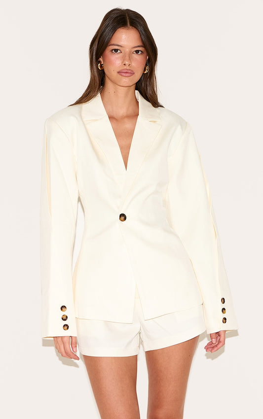 https://cdn-img.prettylittlething.com/5/2/0/e/520e40e90438f9819bc1802230dd3784e89db9e0_CNL9297_1_cream_tailored_woven_cinch_waist_blazer.jpg