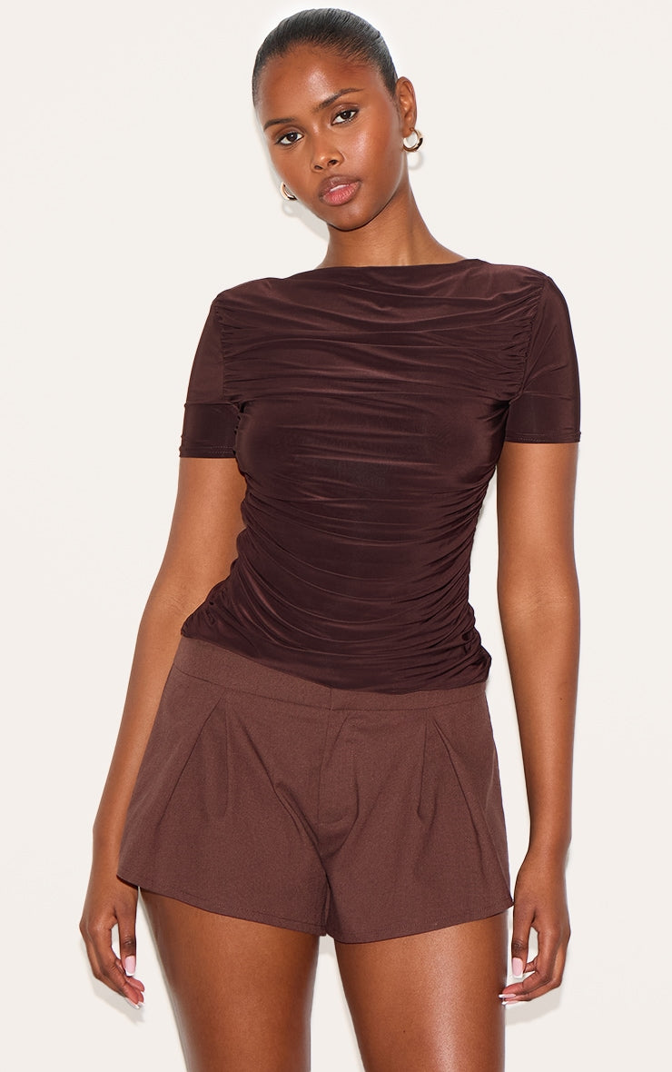 https://cdn-img.prettylittlething.com/5/b/7/6/5b76022c39626af6478a70dcdfa2ad8034914f9c_CNM4237_4_chocolate_linen_blend_pleat_detail_tailored_shorts.jpg