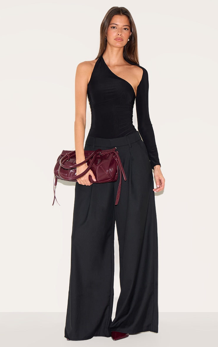 https://cdn-img.prettylittlething.com/7/c/d/b/7cdbfc82bab9d140ae06a8fc782f6a6891809d70_CMB4743_3_black_one_shoulder_asymmetric_bodysuit.jpg