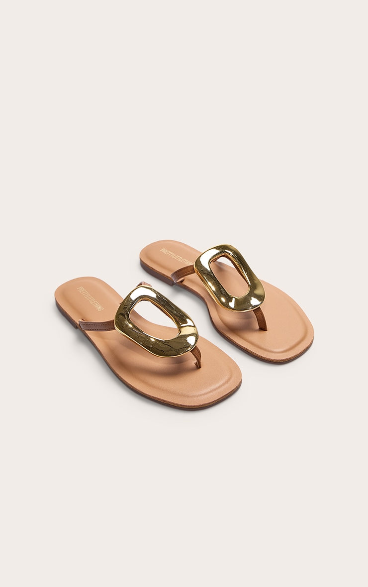 https://cdn-img.prettylittlething.com/9/6/c/8/96c8b724ef0c0177abd9057f43476387604e5751_CNL8150_1_tan_pu_square_toe_thong_trim_detail_resin_sole_flat_sandals.jpg