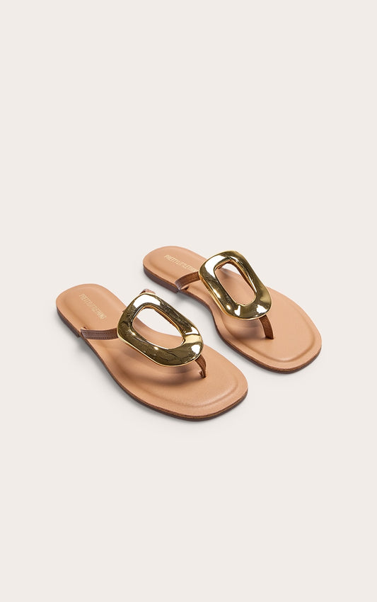 https://cdn-img.prettylittlething.com/9/6/c/8/96c8b724ef0c0177abd9057f43476387604e5751_CNL8150_1_tan_pu_square_toe_thong_trim_detail_resin_sole_flat_sandals.jpg