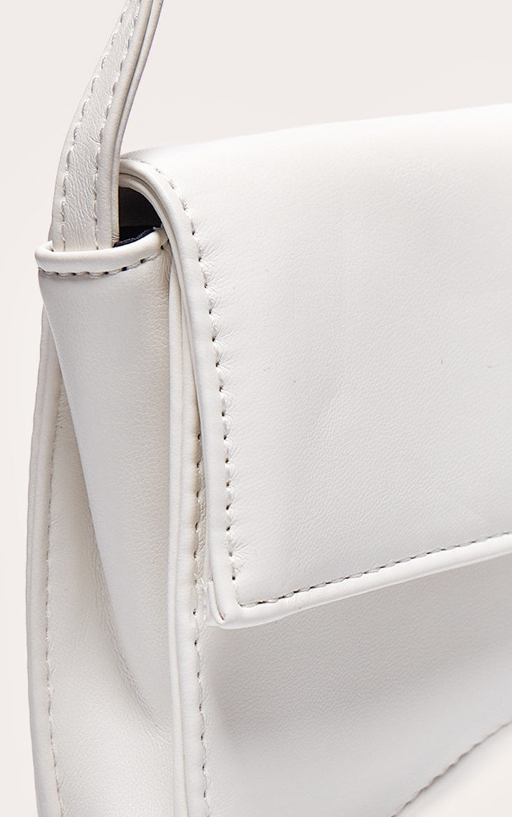 https://cdn-img.prettylittlething.com/9/e/3/e/9e3e15745d13e68582cfd860cea0ccb04a56f72b_CMF6176_4_white_pu_flap_over_baguette_shoulder_bag.jpg