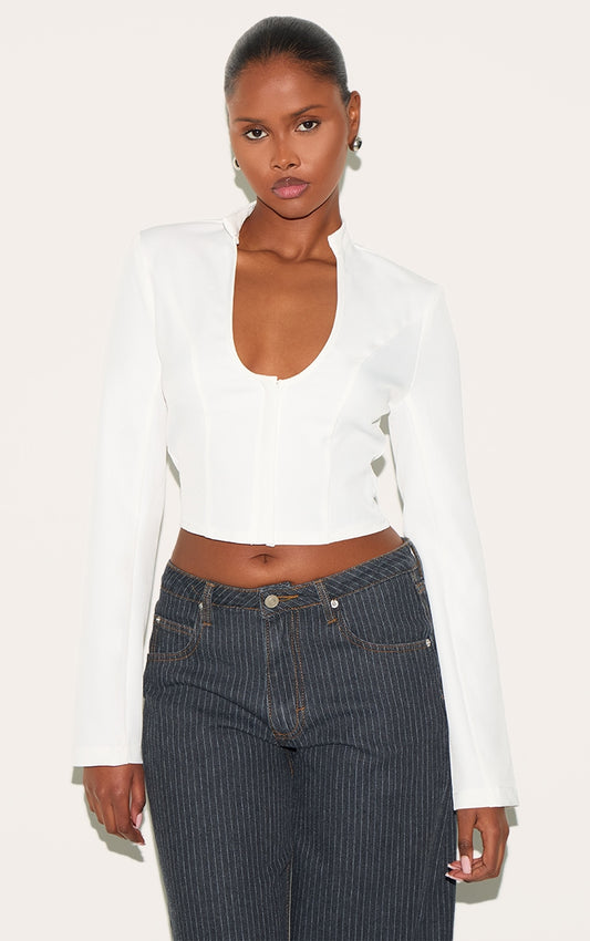 https://cdn-img.prettylittlething.com/e/5/6/8/e568b79115ac4bc0b2af2fd342c8214af5e2572a_CNL7497_1_white_plunge_scoop_neck_shirt.jpg