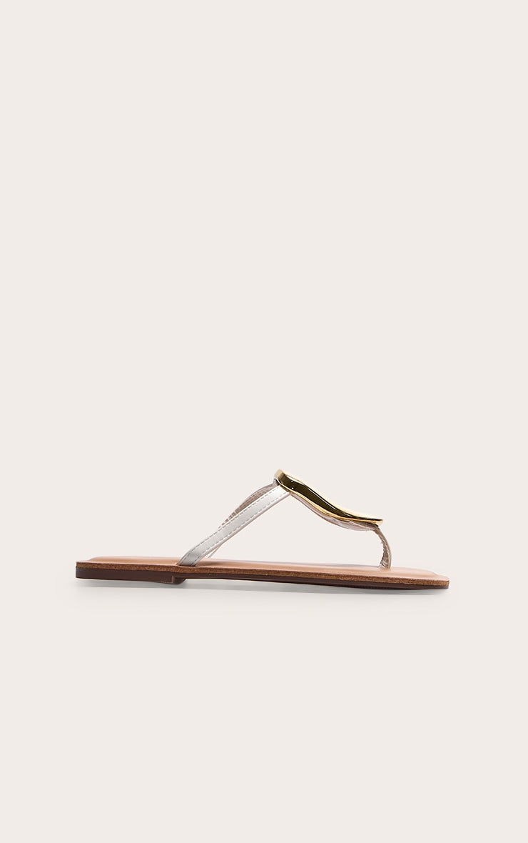 https://cdn-img.prettylittlething.com/e/f/8/0/ef802a604486016685bd665ee0d66ec6fecaa28a_CNL8151_2_white_pu_square_toe_thong_trim_detail_resin_sole_flat_sandals.jpg